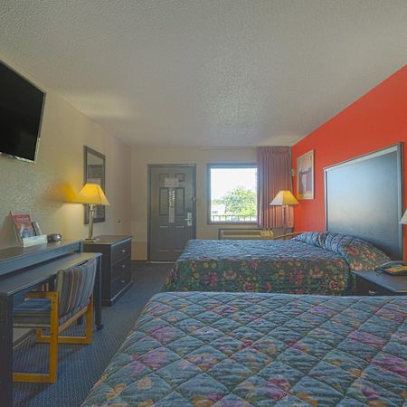 Regency Inn & Suites By Oyo Bay City Tx Exterior photo