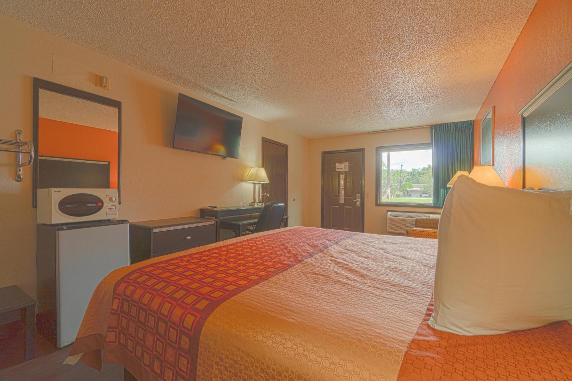 Regency Inn & Suites By Oyo Bay City Tx Exterior photo