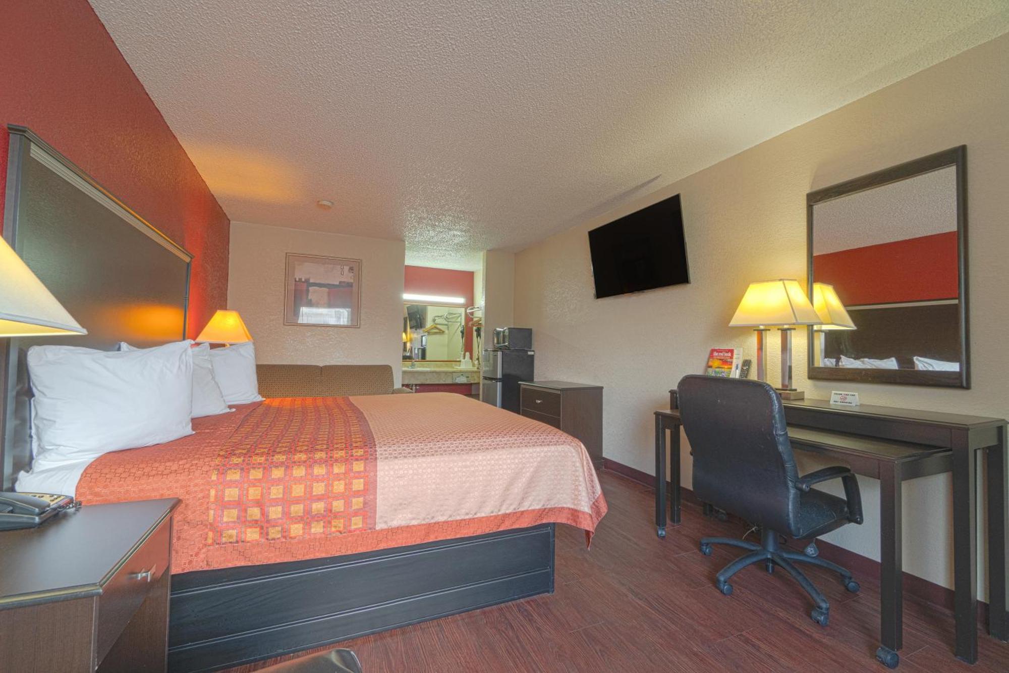 Regency Inn & Suites By Oyo Bay City Tx Exterior photo