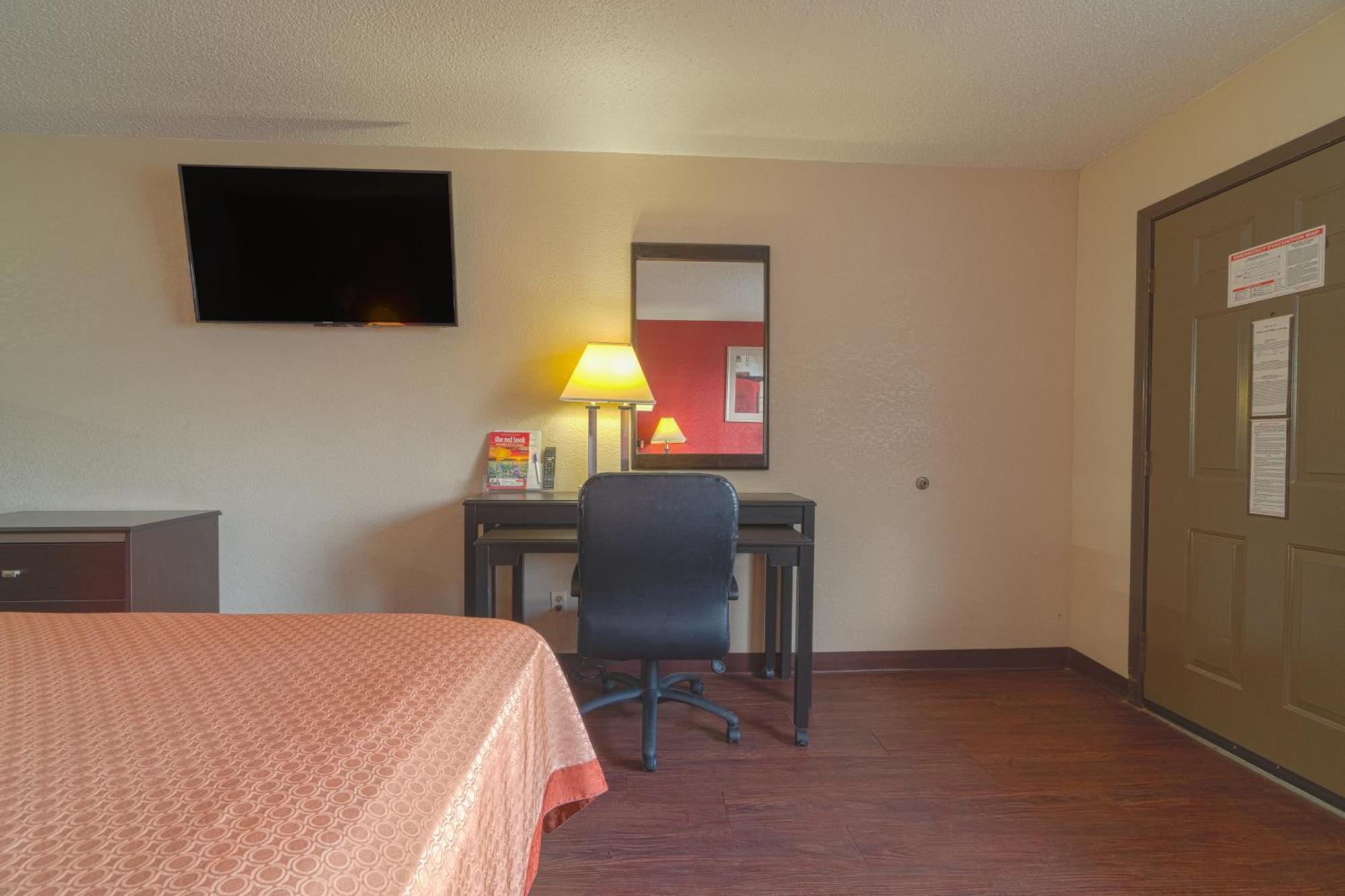 Regency Inn & Suites By Oyo Bay City Tx Exterior photo