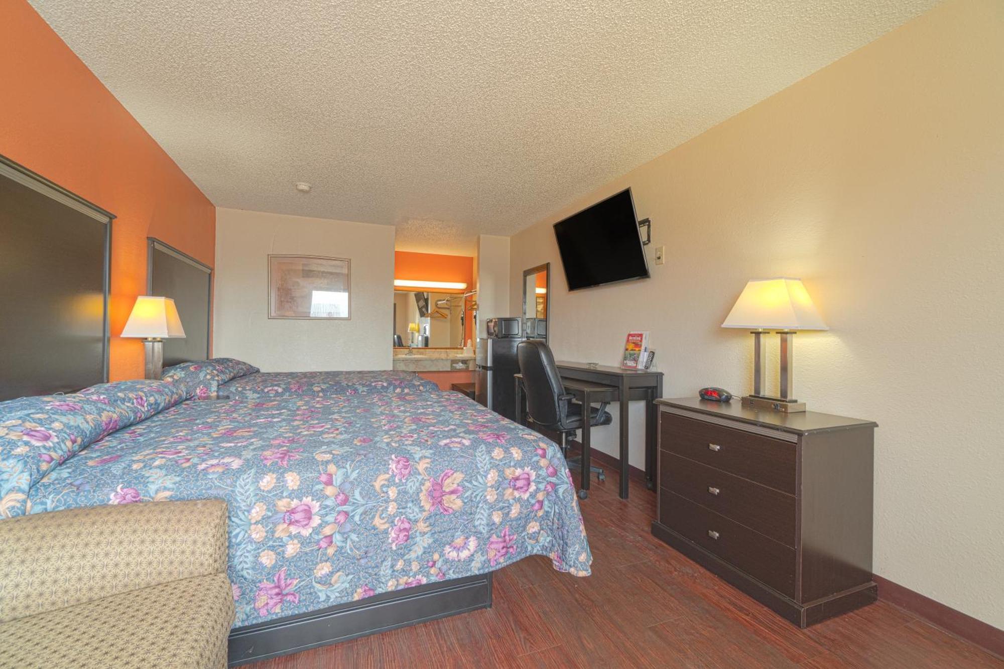Regency Inn & Suites By Oyo Bay City Tx Exterior photo