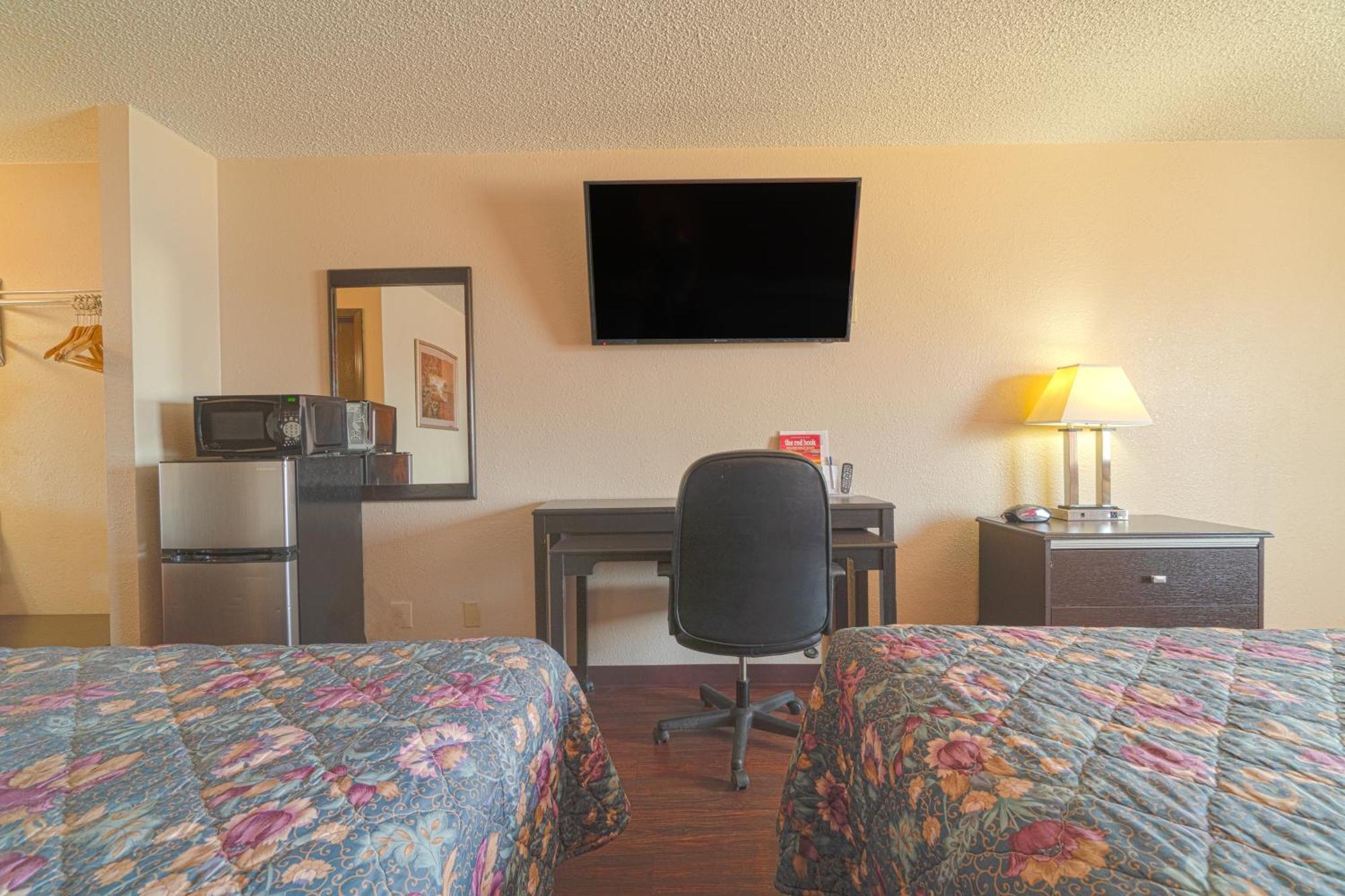 Regency Inn & Suites By Oyo Bay City Tx Exterior photo