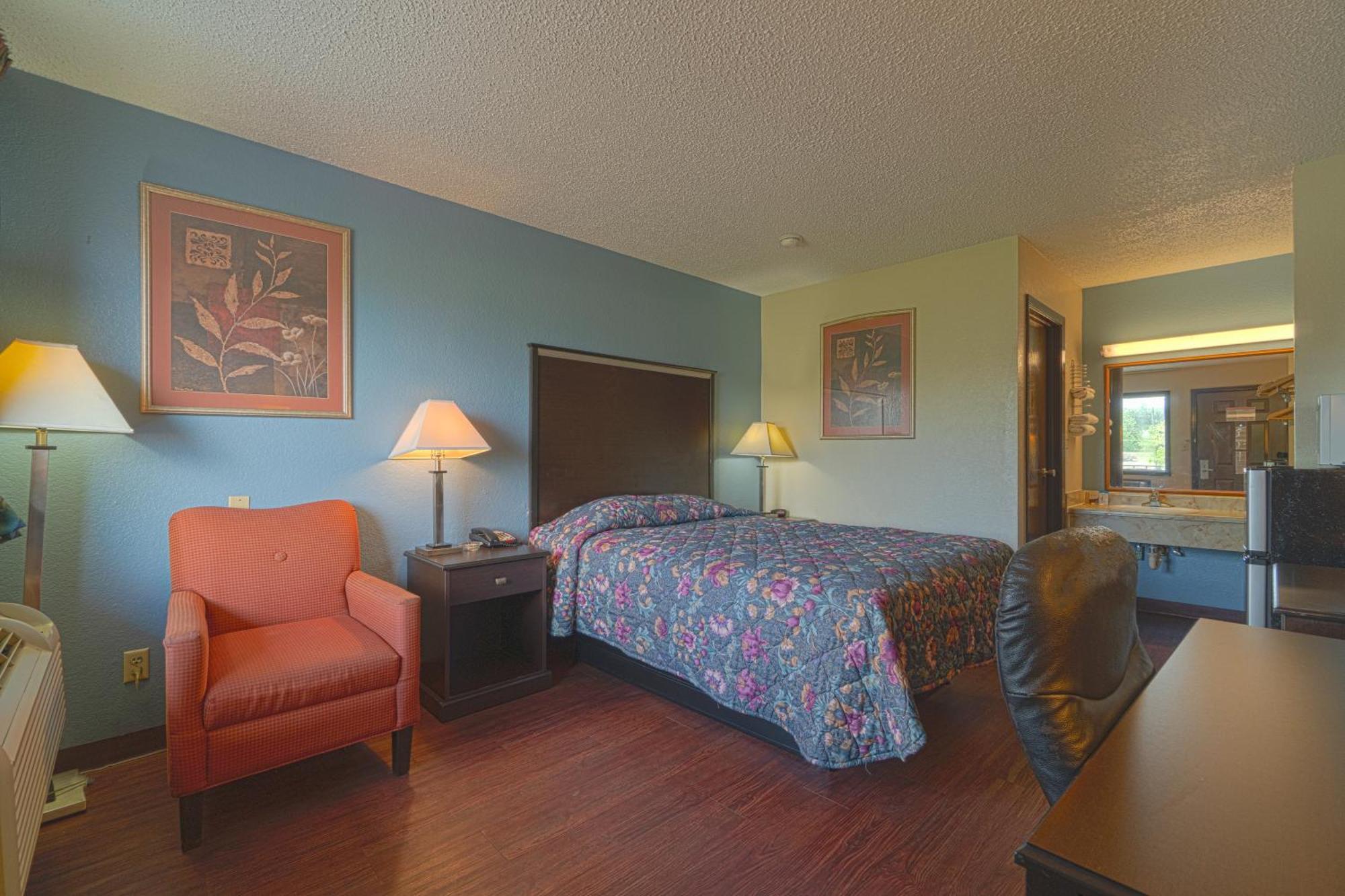 Regency Inn & Suites By Oyo Bay City Tx Exterior photo