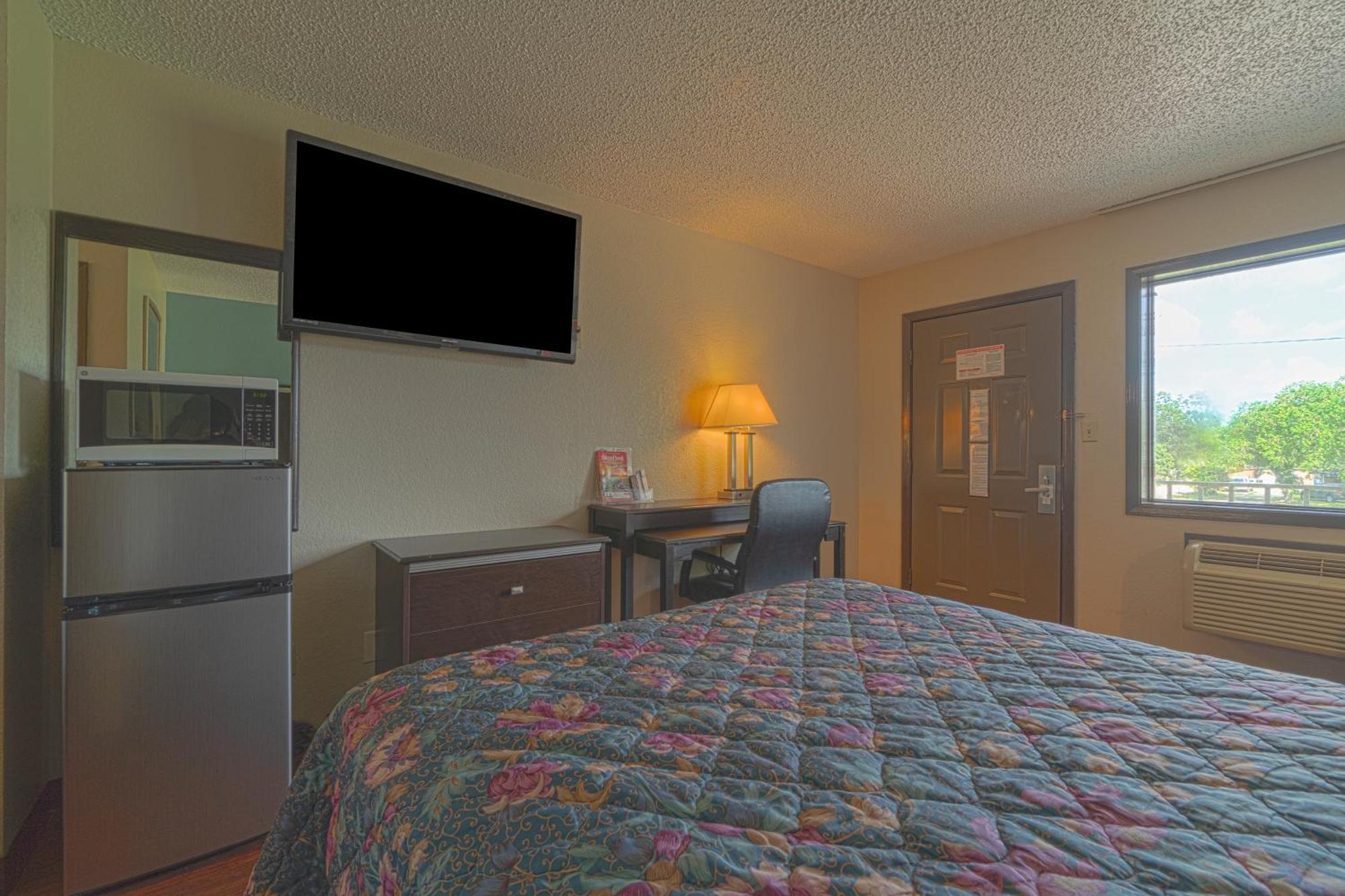 Regency Inn & Suites By Oyo Bay City Tx Exterior photo
