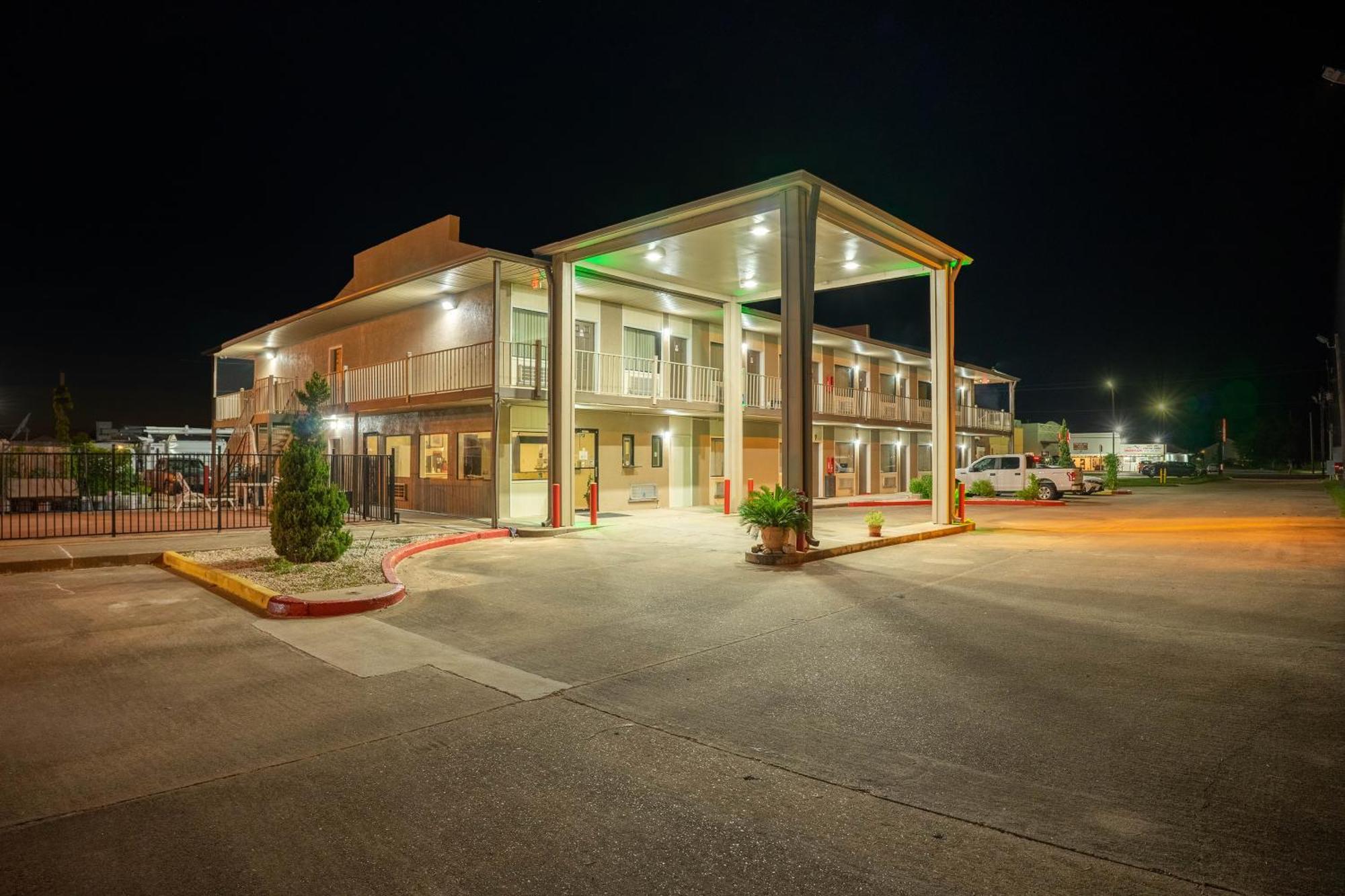Regency Inn & Suites By Oyo Bay City Tx Exterior photo