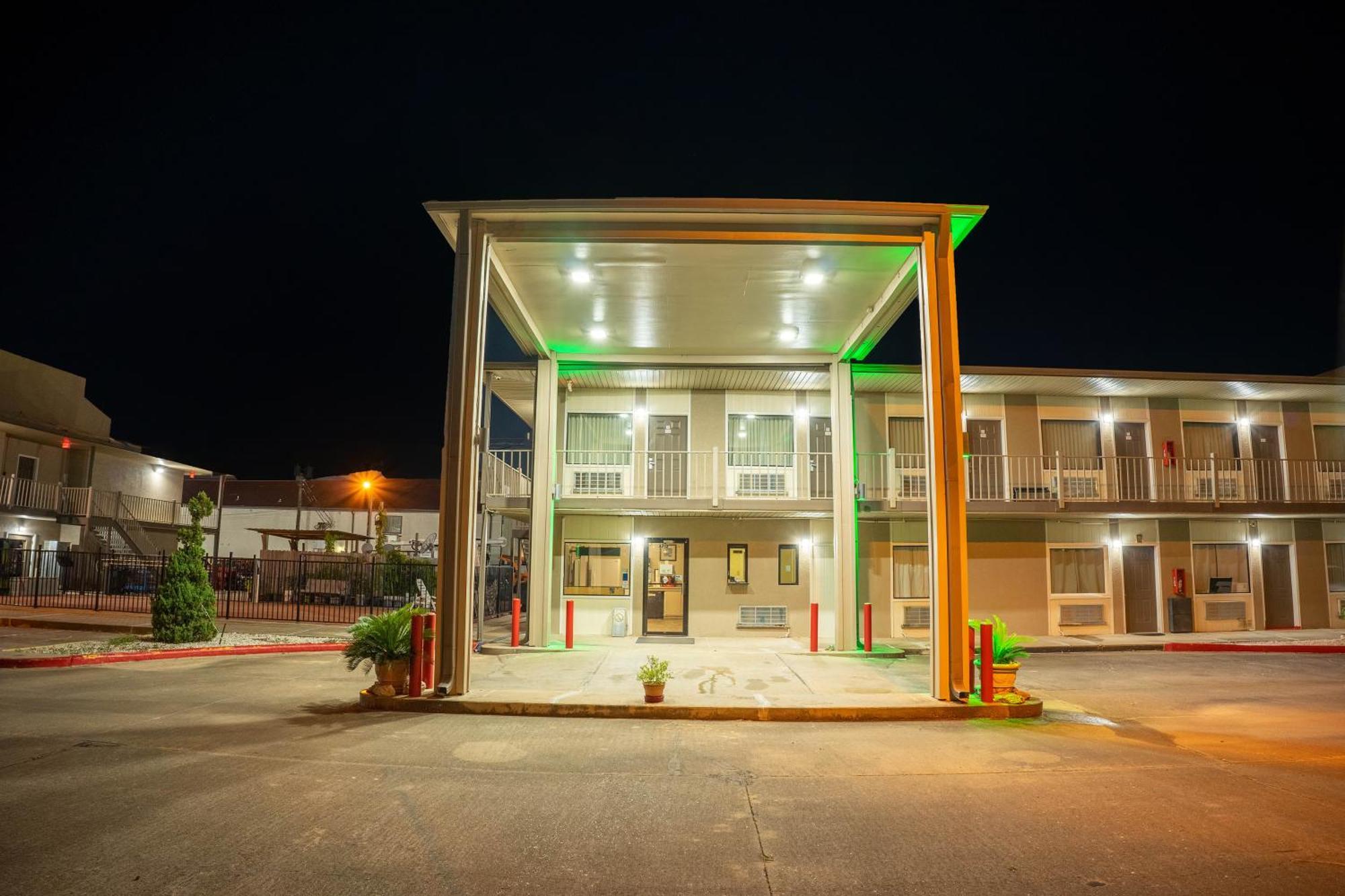 Regency Inn & Suites By Oyo Bay City Tx Exterior photo