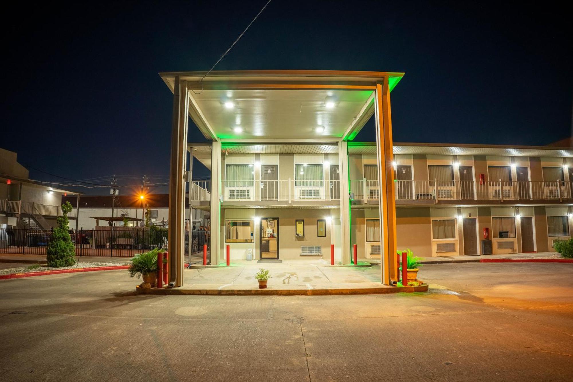 Regency Inn & Suites By Oyo Bay City Tx Exterior photo