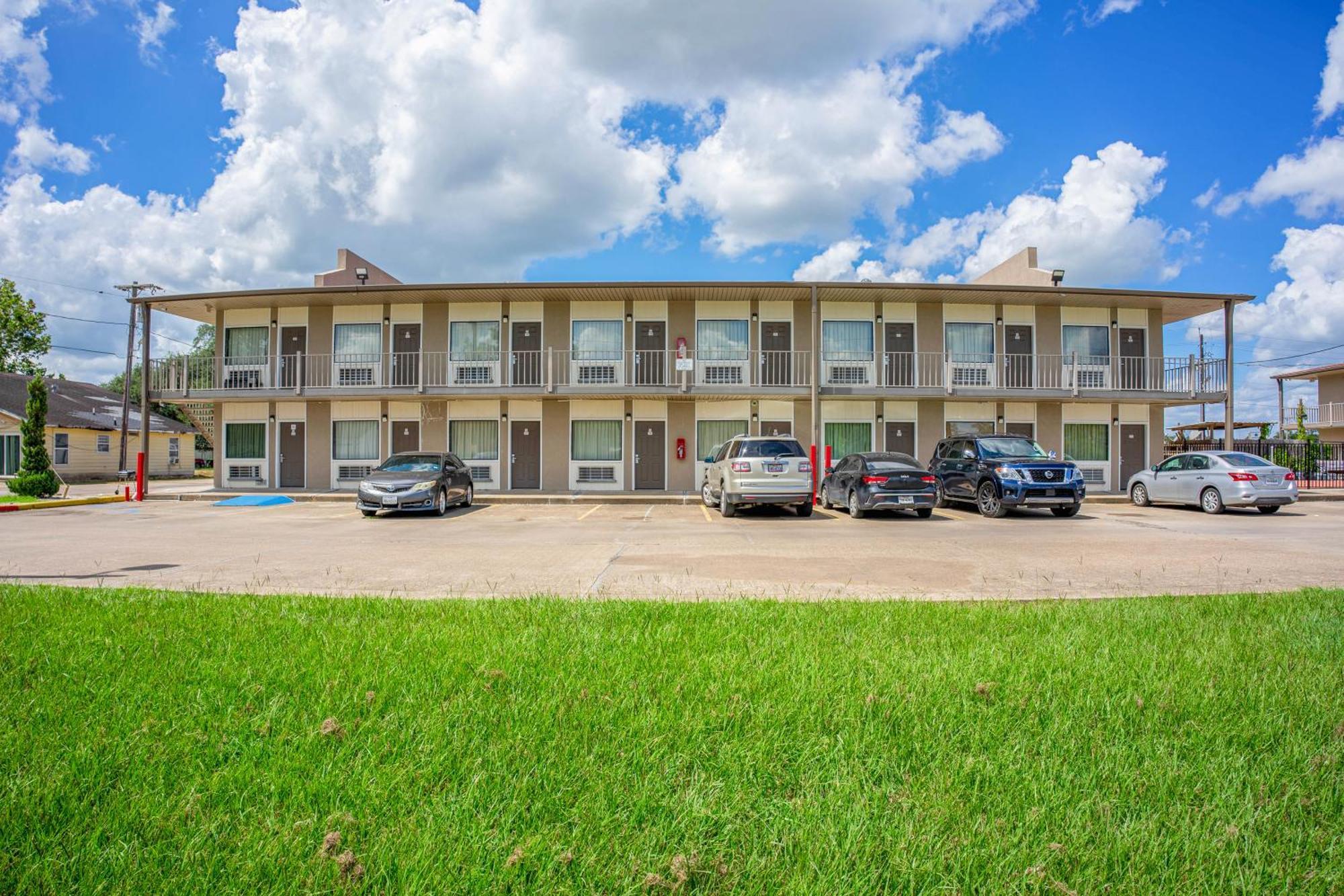 Regency Inn & Suites By Oyo Bay City Tx Exterior photo