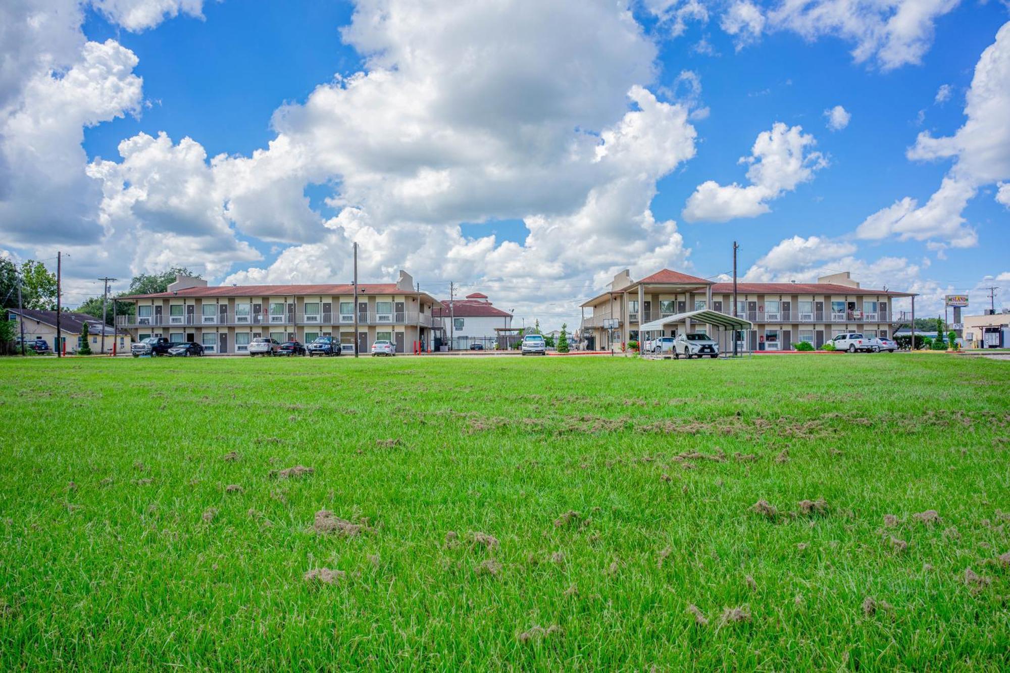 Regency Inn & Suites By Oyo Bay City Tx Exterior photo