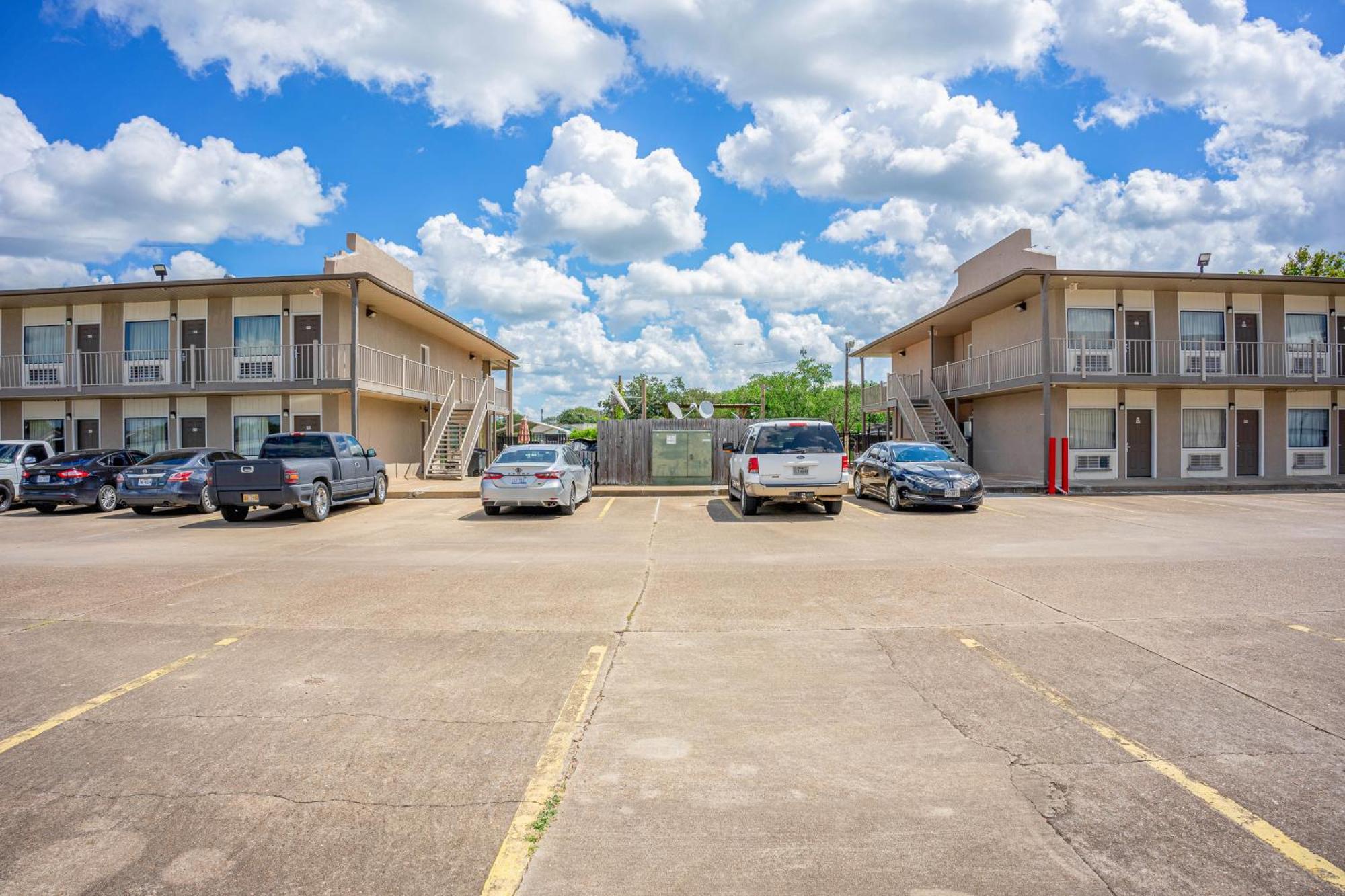 Regency Inn & Suites By Oyo Bay City Tx Exterior photo